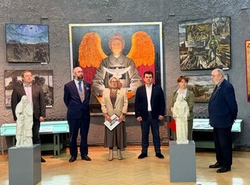 В выставочном зале Кировского филиала ГБУК ЛО «ММК «Дорога жизни» – музея-заповедника «Прорыв блокады Ленинграда» состоялось торжественное открытие художественной выставки «Хроники мужества».