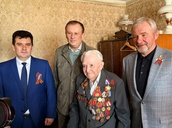 Губернатор Ленинградской области Александр Дрозденко навестил ветерана ВОВ