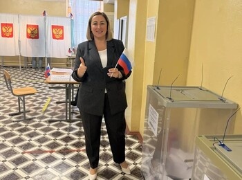 Председатель ТИК Кировского района проголосовала на своем участке