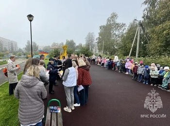 Тренировочная эвакуация в детском саду «Сказка»: учимся быть в безопасности